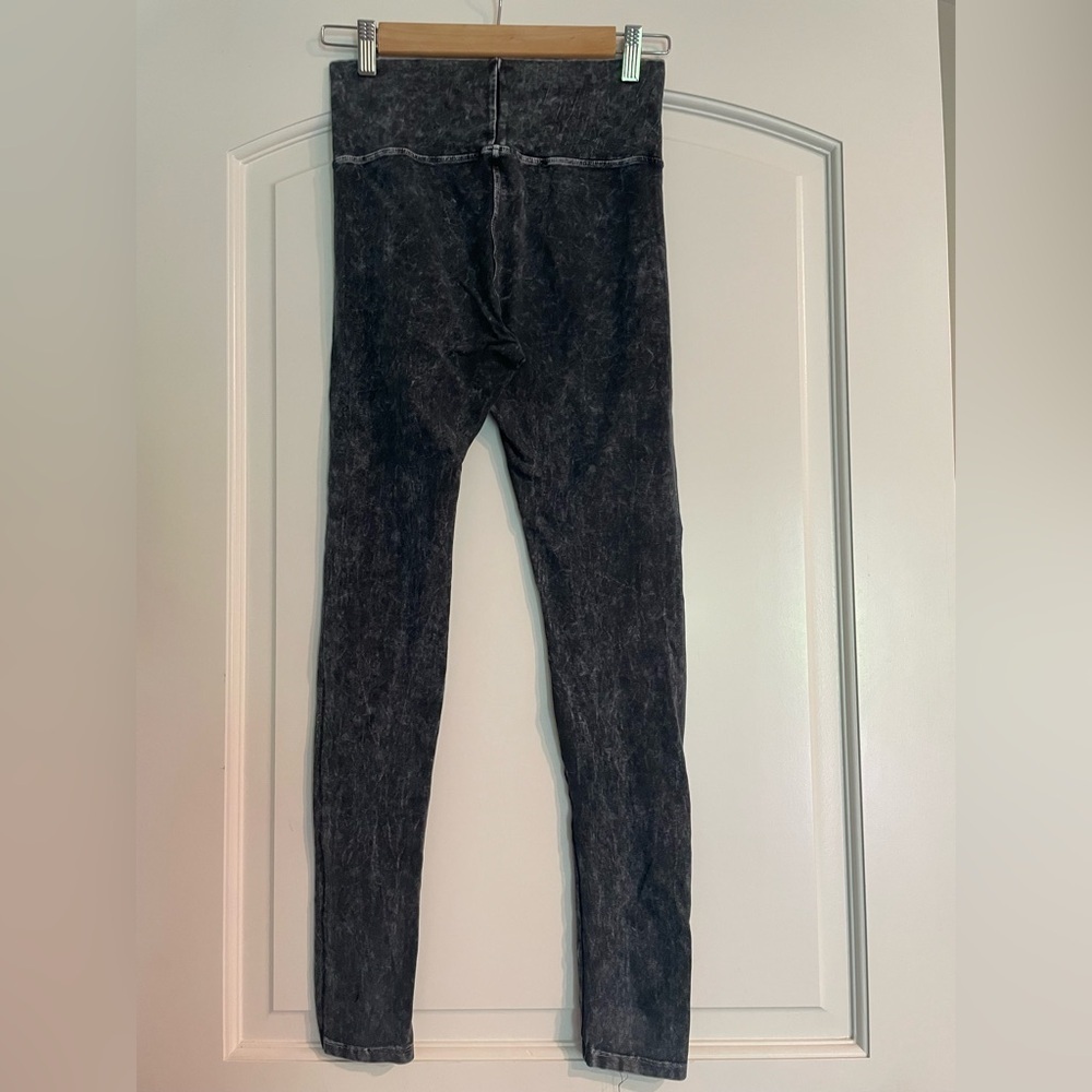 High-Waist Mineral Wash Leggings in Charcoal - Picture 4 of 7